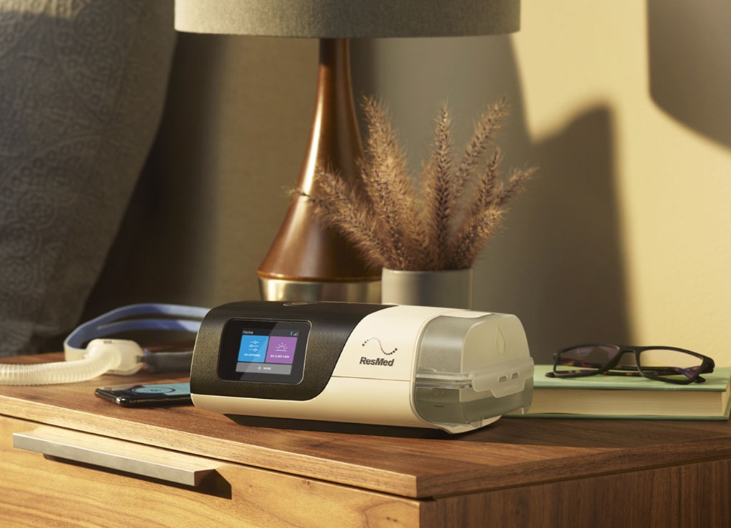 Mulher dormindo com máscara CPAP nasal